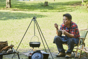 「男子ごはん」でおなじみの料理研究家が野外料理の虜になっていた！？『栗原心平のごちそうキャンプ』 | 小学館