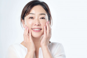 この若さ、奇跡じゃなく必然。62歳、現役編集長が常識を覆す美容法を大公開！『何歳からでも美肌になれる！』