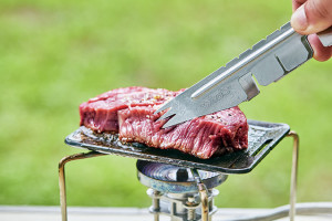 この付録、タダモノじゃない多機能性！「肉専用ソロ・トング」『BE-PAL 10月号』